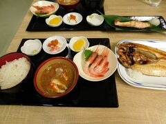 2018.06.04　桑園
この日の朝食は場外市場で食べようと決めていた。ホッケに鉄砲汁とエビの刺身がついて９５０円だが、そうそう食べられるものでもないので贅沢しよう。帰りがけ観光地価格のメロン切り売りにも手を出す。