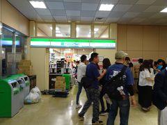 バスタ新宿にはコンビニができていましたが大行列。西口地下のコンビニで食料を調達しておいて良かったです。