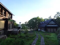 尾瀬沼の畔の尾瀬沼山荘。尾瀬には各所に立派な山小屋がありました。