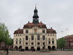 市庁舎（Rathaus）

北ドイツでは、最古の木造建築だそうです。

最初は1240年に建てられた簡素な館だったのですが、塩の収益により次々と建て増しされた結果、ゴシック、ルネサンス、バロックと様式が入り交じる建物になったそうです。