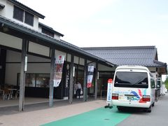 駐車場まで降りて来てバスにて「山城の郷」まで下ります。
＊一般車両・大型観光バスはここまでです。
　ここで昼食・休憩後出石に向かいます。