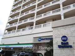 本日のお宿、ベストウェスタン幸喜ビーチホテルへ到着。
１階にファミマがあって便利です。