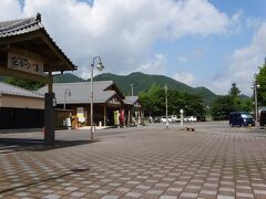 　『とうえい温泉 花まつりの湯』に到着した。
　トイレを探すが、扉はロックされていて、
　「開くのは９時半だよ・・」と言われてしまった。
　開くまで20分あるので、蔦の淵を見に行くことにします。