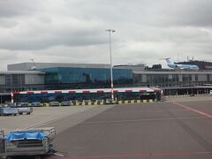 アムステルダム、スキポール空港。
建物の上にフォッカーが止まっています。