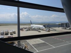 関西国際空港、いわゆるKIXに到着。

ずいぶんと早く着きました。
チェックインも荷物検査も済ませたので、スタバなどでコーヒーを買い、端から端まで歩いたりして時間を潰しました。