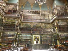 ポルトガル王室図書館（幻想図書館）。
３階に渡る回廊に本がきれいに並べられている。
