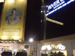 ホテルの側のショッピングセンターRIVER CITY BANGKOK。現国王の巨大な写真が掲げられている