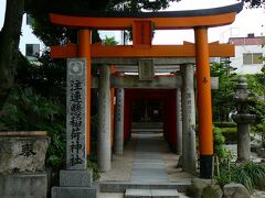 櫛田神社の中にある　鳥居が沢山の　注連懸稲荷神社 