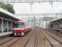 南太田駅では先行していた普通列車を追い抜き。
