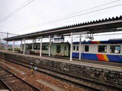 12:47　豊野駅に着きました。（長野駅から13分）

飯山線下り列車（長野行）と行き違います。