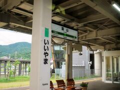 13:19　飯山駅に着きました。（長野駅から45分）

上り列車と行き違いのため6分間停車します。
北陸新幹線乗換駅であって十数名が降りました。
