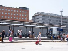 ナポリのバスターミナルは中央駅の南側の裏にあります。