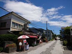 旧函館区公会堂から八幡坂方面へ...
宇須岸の館のお姉さんに声をかけられて
彼が吸い込まれていったΣ(･ω･;|||ﾏｼﾞｶｯ

宇須岸の館
https://www.hakobura.jp/db/db-food/2011/05/post-214.html
（函館市公式観光情報）
https://tabelog.com/hokkaido/A0105/A010501/1017886/
（食べログ）