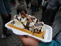 というわけで・・ワッフル食べました。
ブリュッセルワッフル＋クリーム＋チョコレート
案外甘くなくぺろりと食べられます。

街角で人間ウォッチングしながら頂くワッフルもなかなか。