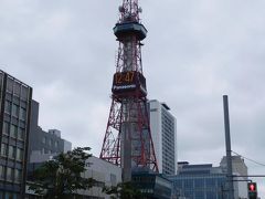 北海道神宮頓宮からは札幌駅まで徒歩で移動します。
途中見かけたテレビ塔に立ち寄りました。