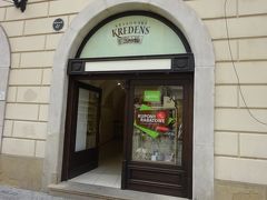 Krakowski Kredens
「クラクフの食器棚」という意味のお店の名前のとおり食料品のお店。

時間があったので立ち寄りました。