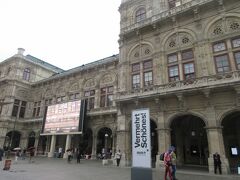 ウィーン国立歌劇場

この大スクリーンはリアルタイムで上演中の作品が映されるので、19時から野外オペラ鑑賞をしようと思っていたんだけど