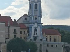 デュルンシュタインは、 人口約９００人の小さな町。その周辺にはブドウが栽培され、ワインの生産地となっています。町のシンボルは、 聖堂参事会修道院教会のブルーの塔です。