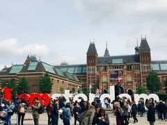 せっかくミュージアム広場にまた来れたという事で、昨日は大雨で傘が邪魔して良く撮れなかった"I amsterdam"モニュメントをもう1度見に行ってみよう♪と思って行ってみたら、雨でも晴れてても同じくらい人が多いのね。　でも、傘がナイだけ、まだ見えやすいかも!