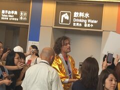 　成田空港に着くと、何やら人だかりができています。
　クリミナルマインドのマシュー・グレイ・ギュグラーさんの来日でした。
　一緒に写真を撮ってもらいたかったのですが、ファンが多すぎて順番は回ってきそうにありません。