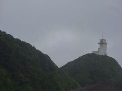 雨はかなりの強さ！

そして笠利岬灯台のある駐車場にやってきます。

この灯台は、立てられている場所が標高67mもの高さにあって最大で40km先まで灯りが届きます。

この灯台は非常に重要なものですが、それは奄美諸島の最北端にある重要な場所にあり、海の安全に必須だからです。
