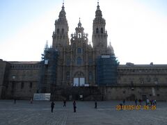 「オブラドイロ広場」Plaza do Obradoiroと
「サンティアゴ・デ・コンポステーラ大聖堂」
Catedral de Santiago de Compostela

大聖堂は、ロマネスク様式の作りに、
ゴシック様式とバロック様式の装飾を施した、
豪華な建築様式の最高傑作のひとつ。
巡礼路の最終目的地でもあり、
スペインの守護聖人であるサンティアゴ（聖ヤコブ）を
祀っています。