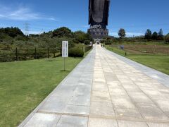 参道の奥にそびえる大仏。

ここから撮ったのが巨大感があるかと思う。