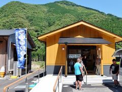 熊野川川舟センター
 アメリカ人のファミリーもいらっしゃいました
  そして もれなく 私も外人に間違われ・・・
  『ニホンゴ ダイジョウブデス』と お返事 (^m^ )クスッ 