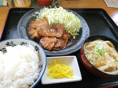 なんとか閉店時間前につけそうだったので、吉田のうどんを食べに「山崎家うどん」へ。おうどんはもちろん焼肉定食も評判なんだそう。テーブルにおいてある紙に記入してオーダーする。

確かに焼肉美味しい（笑）ご飯がすすむ味。