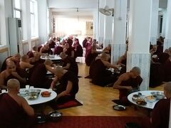 チャカッワイン僧院。
一生僧侶でいると決意した人がいる僧院みたいです。
托鉢給食でした。左下の方が位の高い僧侶みたいでした。他のテーブルより食べ物が豪華でした。