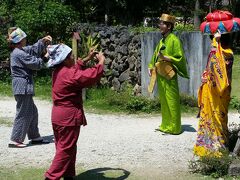 食後に園内を散策です。

ワンコイン500円で民族衣装を着ての撮影。（このあと私も）

スタッフさんのサービスが良くて、あとでスマホをみると20枚くらい撮って下さっていました。