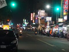 ホテルを出て、自強夜市へ。