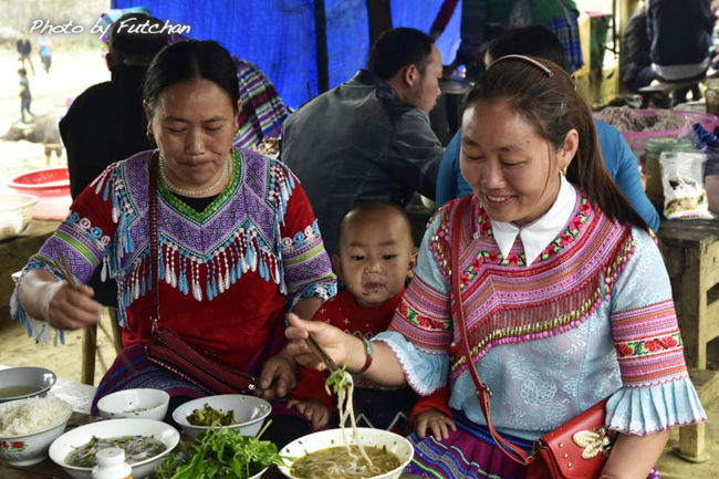 ＜市に集まる民族衣装５＞