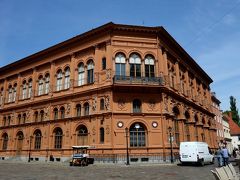 その後昨日チェックしていたリガ証券取引所美術館へ。
場所は大聖堂の真ん前でドーマ広場に面しており、
19世紀の旧証券取引所を改修した美術館です。