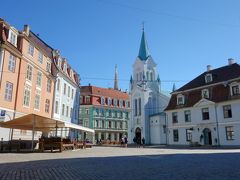 リガ城の前の広場から見た旧市街の街並み。
真ん中の教会は昨日近くまで来た聖母受難教会。