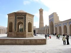 八角形の書記台とカラーン・モスクの中庭、回廊の様子。