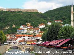 プリズレン(Prizren)

街の象徴のビストリカ川(Lumi i Bardhë)と石橋(Ura e gurit)です。山の上には城塞(Kalaja e Prizrenit)が見えます。


プリズレン：https://ja.wikipedia.org/wiki/%E3%83%97%E3%83%AA%E3%82%BA%E3%83%AC%E3%83%B3
ビストリカ川：https://en.wikipedia.org/wiki/Prizren_Bistrica