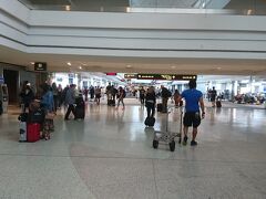 乗り継ぎ地のデンバー国際空港に着きました。