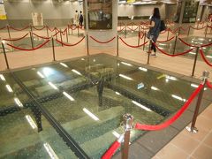 駅建設中に水道の遺構が出土して、保存して展示しています。