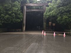 名古屋に着いて向かったのは、熱田神宮。
なかなかの雨が降っていました。
鳥居をくぐると、空気が変わる感じ！