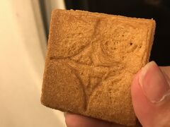 袋から出すとこんな感じ。
サックサクのバタークッキーの間にクリームとトロトロキャラメルがサンドされています。
これは美味しい！