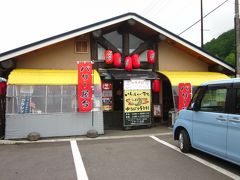 その直ぐ横に出来た「夕張屋台村」は全７店舗が入ってます。

ユニークなのは中央通路にテーブルや椅子が配置されて共有スペースに成っているバリーシステムをしているところ（オーダーや会計も）。

ホテルで夕食を頂くよりも、こちらの方が断然お薦めしますね！。