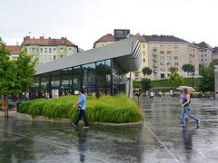 赤メトロ（M2）のセール・カールマン広場駅から外に出ると、大雨になっていました。