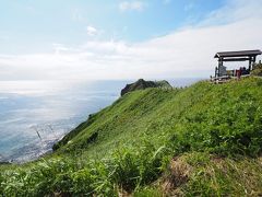 余市から車で1時間半ほどで、神威岬へ。
ずっと曇っていましたが、ここにきて晴れてきました！
駐車場に車を停めて、遊歩道を岬に向かいます。