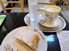 Vincek slastičarnicaでアップルシュトルーデル（７クーナ）、とホワイトコーヒー（12クーナ）
ケーキは店頭で選んでお皿に入れてもらってその場で支払い。
コーヒーは中のカウンターで注文。

