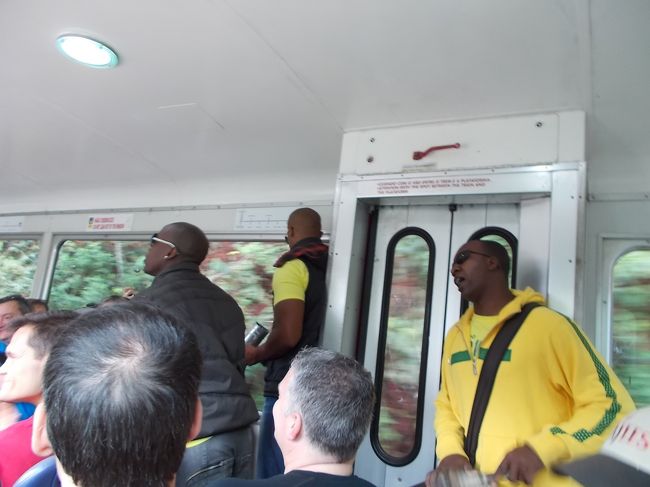 車内はサンバのリズムが