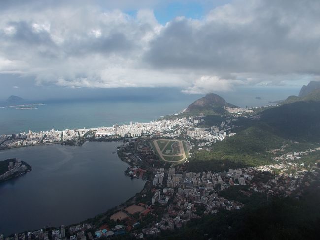 下の方は時折、霧がなくなり晴れているのに・・・