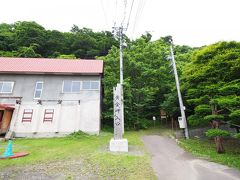 翌朝、朝食前に黄金岬まで散歩に出ました。
旅館から徒歩数分のところに黄金岬の展望台までの遊歩道の入口があります。