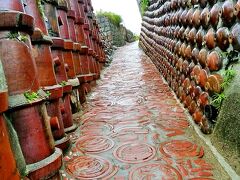 「やきもの散歩道」を代表する風景「土管坂」

明治時代の土管と昭和初期の焼酎瓶が壁を覆っています。
「ふるさとの坂道 三十選」にも選ばれたそう。