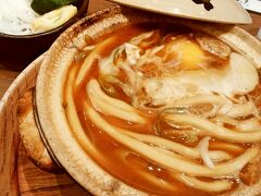 さぁて、五つ目の名古屋めしは「味噌煮込みうどん」

「生煮えではありません」と事前情報を得ていましたが、硬ぁ！
中心にハリガネが入っているみたいです。すいとんに近いのかしら？

味噌味が濃厚で、美味しいのですが、調子に乗って飲むと喉がカラカラになります。

サラダのような浅漬けをいただきながら、そういえば旅行中、野菜が足りていないことに気が付きました。